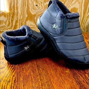 Gray Winter Shoes NWOT SIZE43
